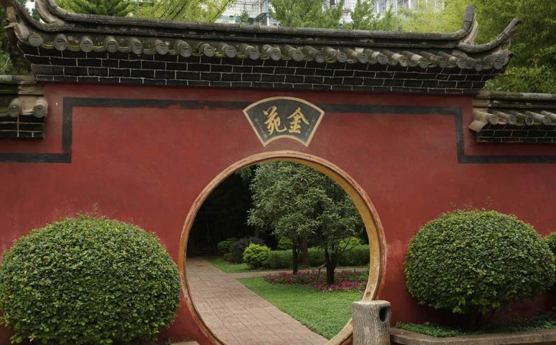 古寺幢幢有景，深秋庭院静雅